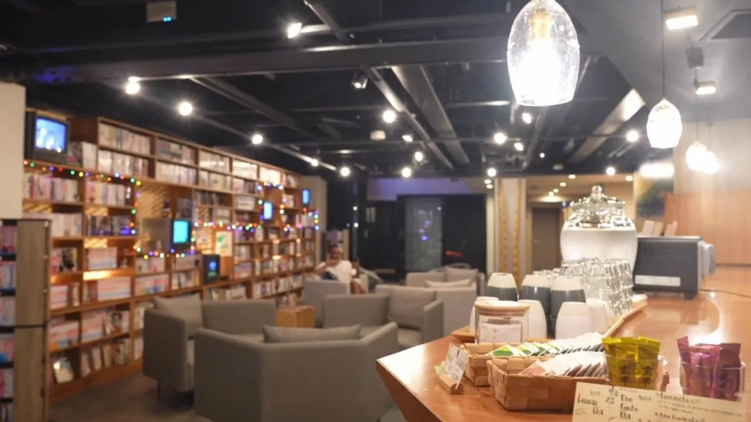 新たなアート作品をインストールしました。

アメリカの現代アート作家 HOTTEA @hotxtea によるヤーン・インスタレーションをお楽しみください。

GIAPPO FRANCA KYOTO には、相反と調和をテーマにキュレーションした様々なアート作品がインストールされています。

エントランスには、若手注目株アーティストの @low_moromi による壁画。

サイバーに設えた茶室には、歌川広重の東海道五十三次（約200年前のオリジナル版画）もあります。

文化的な京都の町で、ひたきわ歴史と芸術が調和する私たちのホテルでの滞在をご検討ください。

Yarn installation by @hotxtea
Entrance Mural by @low_moromi
Video by @tier_film
Produced by @lqid_worldwide

Music by SPIN MASTER A-1 @a1championsound
Title track - kabukimono

Please enjoy.

GIAPPO FRANCA KYOTO features a variety of artworks curated around the theme of contrast and harmony.

At the entrance, there is a mural by the up-and-coming artist @low_moromi . 

In the cyber-themed tea room, there is also a reproduction of Utagawa Hiroshige's "The Fifty-three Stations of the Tōkaidō" (an original woodblock print from approximately 200 years ago). 

We invite you to consider staying at our hotel, where history and art harmoniously blend in the culturally rich city of Kyoto.

詳しくはプロフィールリンクから

#京都 #京都旅行 #Kyoto #kyototrip #Mural #ホテル #文化融合 #Giappo #Franca #Kyoto #Hotel
#和モダン #旅行 #ジャポフランカ #漫画 #任天堂
#浮世絵 #歌川広重 #東海道五十三次 #五十三次名所図会 #UtagawaHiroshige #Hiroshige
#和洋融合 #国際交流 #日本文化 #特別な体験