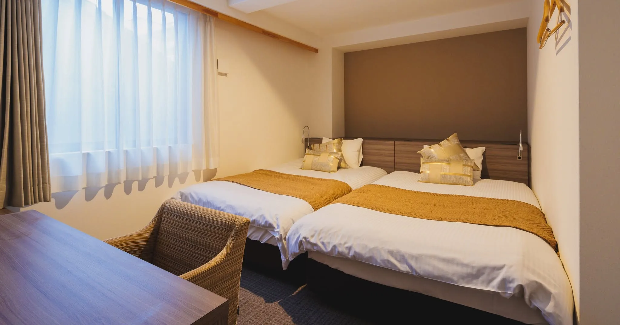 温かみのある木の質感と、明るい光に包まれた洋室。シンプルながらも上品なインテリアは、旅の疲れを癒し、心地よい休息へと導いてくれます。和室と対をなすこの空間は、京都滞在における「和」と「洋」の調和を象徴しています。ジャポフランカが大切にする文化融合の魅力を、ぜひ体感してください。
詳しくはプロフィールリンクから
#京都 #ホテル #文化融合 #Giappo #Franca #Kyoto #Hotel
#和モダン #旅行 #ジャポフランカ #漫画 #任天堂
#浮世絵 #歌川広重 #東海道五十三次 #五十三次名所図会 #UtagawaHiroshige #Hiroshige
#和洋融合 #国際交流 #日本文化 #特別な体験
ジャポフランカ(Giappo Franca)という名前は、「日本」を意味するイタリア語の「ジャポネ(Giappone)」と、異なる母国語の話者間で共通の言語として使われる「リングア・フランカ(Lingua Franca)」を組み合わせた造語です。