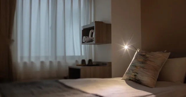 やわらかな光が差し込む、静かな安らぎの洋室。ベッドサイドのライトが温かく灯り、旅の夜を心地よく包み込むひととき。京都での滞在に、上質な休息をお届けします。
詳しくはプロフィールリンクから
#京都 #ホテル #文化融合 #Giappo #Franca #Kyoto #Hotel
#和モダン #旅行 #ジャポフランカ #漫画 #任天堂
#浮世絵 #歌川広重 #東海道五十三次 #五十三次名所図会 #UtagawaHiroshige #Hiroshige
#和洋融合 #国際交流 #日本文化 #特別な体験
ジャポフランカ(Giappo Franca)という名前は、「日本」を意味するイタリア語の「ジャポネ(Giappone)」と、異なる母国語の話者間で共通の言語として使われる「リングア・フランカ(Lingua Franca)」を組み合わせた造語です。