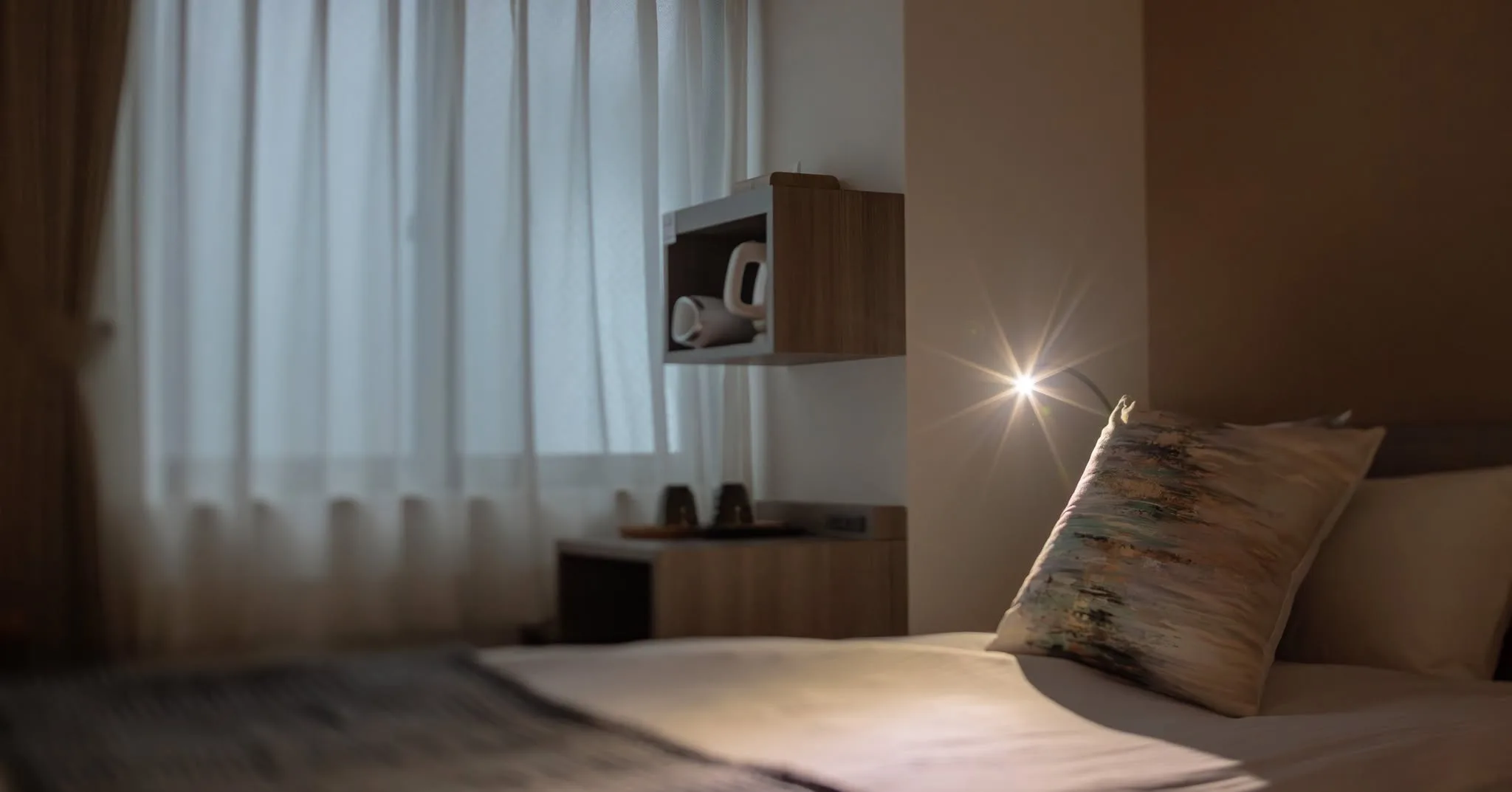 やわらかな光が差し込む、静かな安らぎの洋室。ベッドサイドのライトが温かく灯り、旅の夜を心地よく包み込むひととき。京都での滞在に、上質な休息をお届けします。
詳しくはプロフィールリンクから
#京都 #ホテル #文化融合 #Giappo #Franca #Kyoto #Hotel
#和モダン #旅行 #ジャポフランカ #漫画 #任天堂
#浮世絵 #歌川広重 #東海道五十三次 #五十三次名所図会 #UtagawaHiroshige #Hiroshige
#和洋融合 #国際交流 #日本文化 #特別な体験
ジャポフランカ(Giappo Franca)という名前は、「日本」を意味するイタリア語の「ジャポネ(Giappone)」と、異なる母国語の話者間で共通の言語として使われる「リングア・フランカ(Lingua Franca)」を組み合わせた造語です。