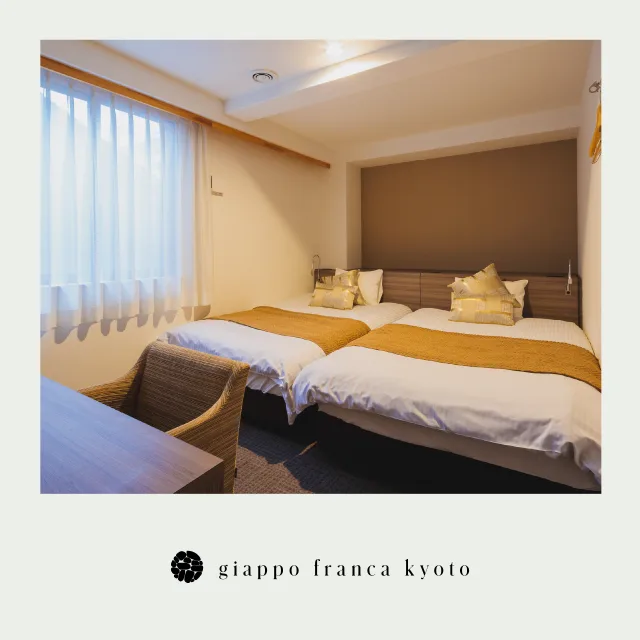 モデレートツイン：シンプルの中に宿る和の洗練

落ち着いた照明と自然光が心地よく差し込む、モデレートツインルーム。
和洋が心地よく溶け合う空間は、旅の疲れを癒し、静かに京都の余韻に浸るひとときを演出します。
ベッド上の金色のクッションがほんのりと和のエッセンスを添え、空間に上質なアクセントを。
シンプルながらもディテールにこだわったデザインは、Giappo Francaが大切にする“文化融合”の体現です。

京都で過ごす特別な体験を、ここから始めませんか？

詳しくはプロフィールリンクから

#京都 #ホテル #文化融合 #Giappo #Franca #Kyoto #Hotel
#和モダン #旅行 #ジャポフランカ #漫画 #任天堂
#浮世絵 #歌川広重 #東海道五十三次 #五十三次名所図会 #UtagawaHiroshige #Hiroshige
#和洋融合 #国際交流 #日本文化 #特別な体験

ジャポフランカ（Giappo Franca）という名前は、「日本」を意味するイタリア語の「ジャポネ（Giappone）」と、異なる母国語の話者間で共通の言語として使われる「リングア・フランカ（Lingua Franca）」を組み合わせた造語です。