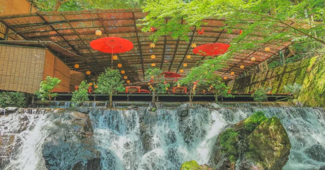 京都の夏を涼しく過ごす特別な体験、「川床」。清らかな水音と緑の木陰に包まれながら、流れる滝の上でいただく食事は格別です。伝統的な和の設えに赤い和傘や灯りが彩りを添え、まさに日本文化の粋を感じる空間。自然と調和したこの風景は、和とモダンが溶け合う京都ならではの魅力を映し出しています。
詳しくはプロフィールリンクから
#京都 #ホテル #文化融合 #Giappo #Franca #Kyoto #Hotel
#和モダン #旅行 #ジャポフランカ #漫画 #任天堂
#浮世絵 #歌川広重 #東海道五十三次 #五十三次名所図会 #UtagawaHiroshige #Hiroshige
#和洋融合 #国際交流 #日本文化 #特別な体験
ジャポフランカ(Giappo Franca)という名前は、「日本」を意味するイタリア語の「ジャポネ(Giappone)」と、異なる母国語の話者間で共通の言語として使われる「リングア・フランカ(Lingua Franca)」を組み合わせた造語です。