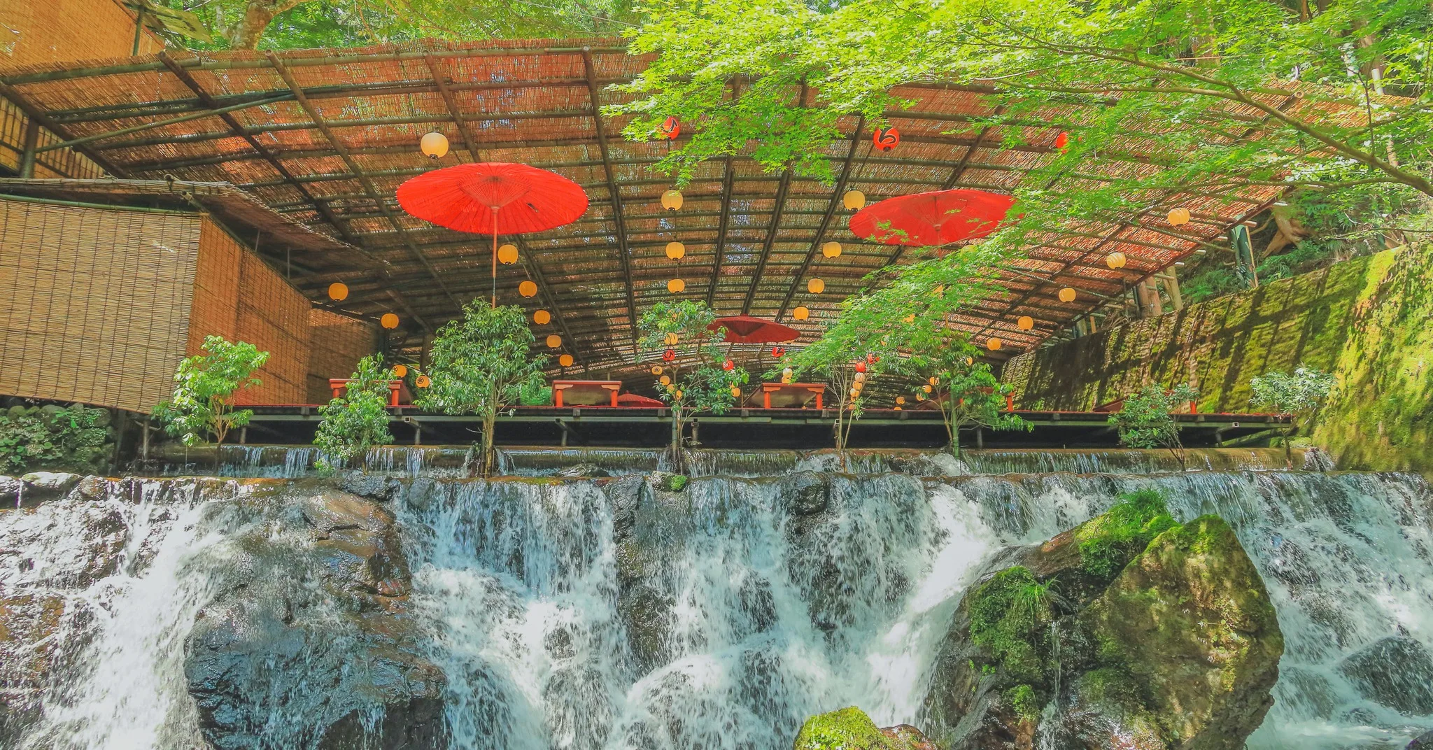 京都の夏を涼しく過ごす特別な体験、「川床」。清らかな水音と緑の木陰に包まれながら、流れる滝の上でいただく食事は格別です。伝統的な和の設えに赤い和傘や灯りが彩りを添え、まさに日本文化の粋を感じる空間。自然と調和したこの風景は、和とモダンが溶け合う京都ならではの魅力を映し出しています。
詳しくはプロフィールリンクから
#京都 #ホテル #文化融合 #Giappo #Franca #Kyoto #Hotel
#和モダン #旅行 #ジャポフランカ #漫画 #任天堂
#浮世絵 #歌川広重 #東海道五十三次 #五十三次名所図会 #UtagawaHiroshige #Hiroshige
#和洋融合 #国際交流 #日本文化 #特別な体験
ジャポフランカ(Giappo Franca)という名前は、「日本」を意味するイタリア語の「ジャポネ(Giappone)」と、異なる母国語の話者間で共通の言語として使われる「リングア・フランカ(Lingua Franca)」を組み合わせた造語です。