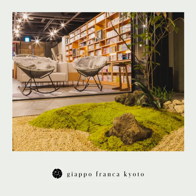 📚A space where serenity meets storytelling.

This image captures one of the most beloved corners of Giappo Franca Kyoto — a harmonious blend of Japanese aesthetics and literary culture. Cozy, fur-lined chairs invite you to pause, while a miniature moss garden with carefully placed stones evokes the spirit of a traditional Zen garden. Behind, shelves overflow with manga and literature, offering endless journeys through pages.

This isn’t just a place to read — it’s a place to feel. Like a peaceful rest stop along the Tōkaidō, time slows down and stories come to life.

Giappo Franca is where cultures meet, and moments become memories.