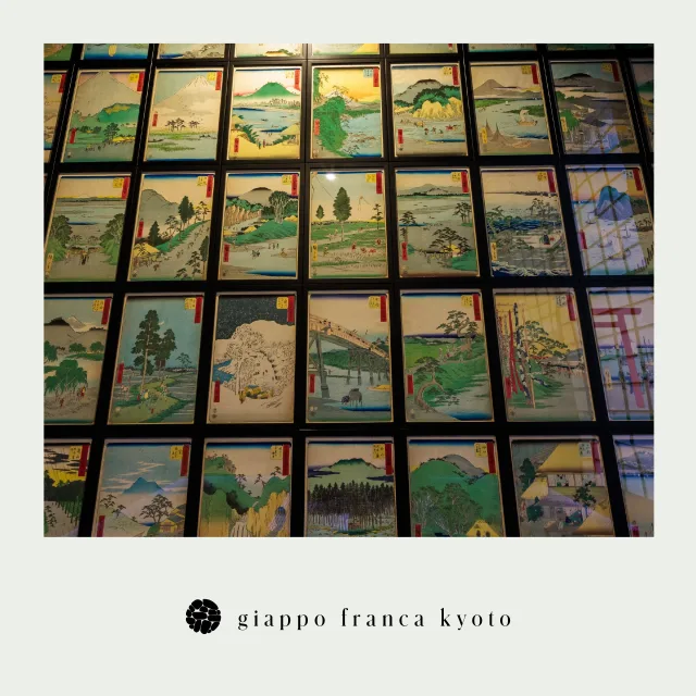 この美しい壁一面を飾るのは、浮世絵の巨匠・歌川広重による「東海道五十三次」やその関連作品。日本の自然と風景、そして旅人の営みを、色鮮やかかつ繊細な筆致で描いた珠玉の名所絵がずらりと並び、時代を越えて私たちに語りかけてきます。
まるで一枚一枚の絵が物語のページのように、見る者を江戸時代の旅へと誘います。京都に佇むこの空間は、アートと歴史、そして国際的な文化交流の交差点。Giappo Francaが目指す「和洋融合」の精神がここにも息づいています。
詳しくはプロフィールリンクから
#京都 #ホテル #文化融合 #Giappo #Franca #Kyoto #Hotel
#和モダン #旅行 #ジャポフランカ #漫画 #任天堂
#浮世絵 #歌川広重 #東海道五十三次 #五十三次名所図会 #UtagawaHiroshige #Hiroshige
#和洋融合 #国際交流 #日本文化 #特別な体験