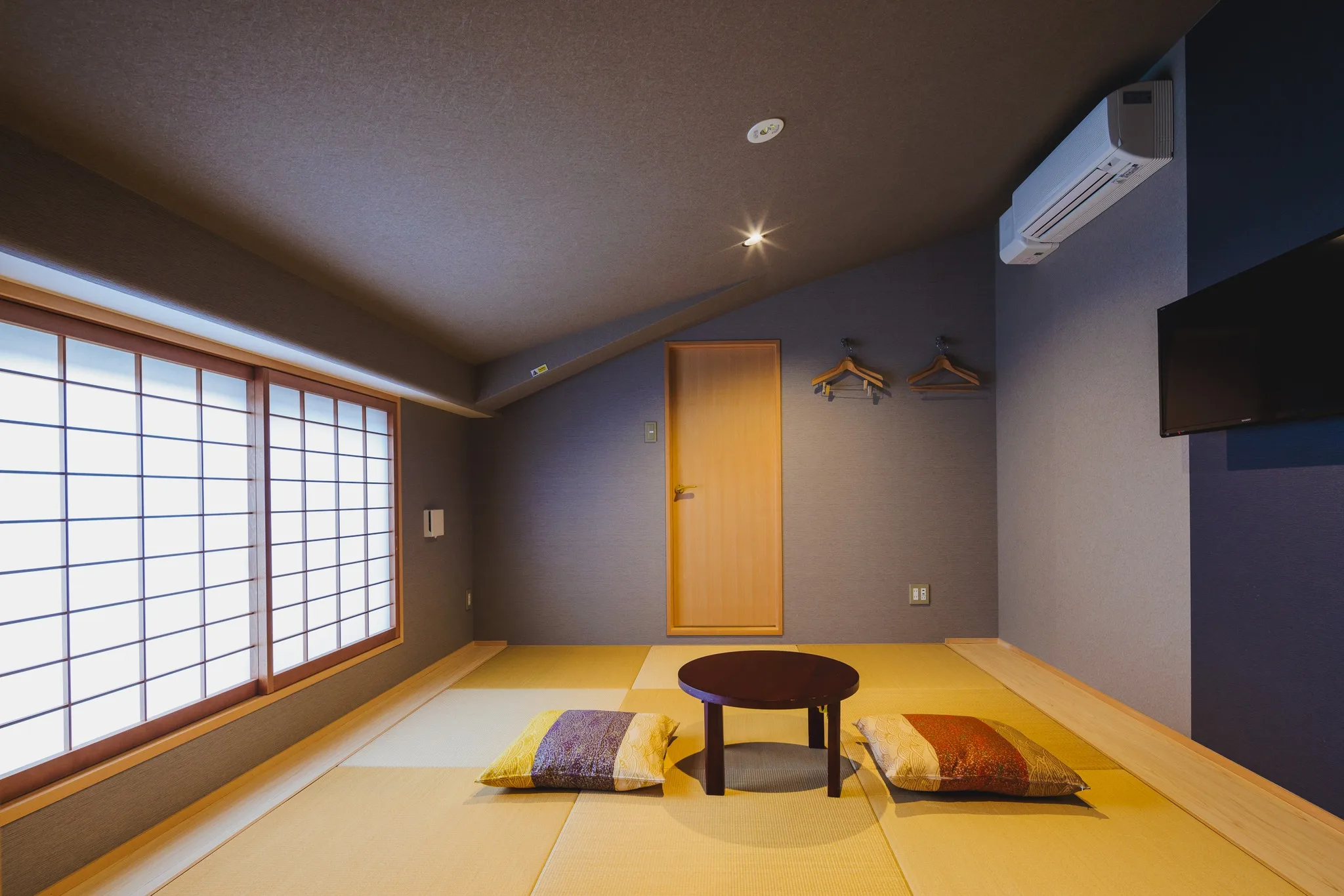 マンガ × モダンデザインのくつろぎ空間

ロビーに広がるのは、まるで“漫画図書館”のような非日常。
数千冊のマンガに囲まれながら、ゆったりとしたソファでくつろぐひとときは、まさに現代の「和洋融合」体験。
レトロなブラウン管テレビがさりげなく置かれているのも、懐かしさと遊び心の演出。
ここはただのロビーではなく、日本文化とポップカルチャーが自然に融合する、Giappo Francaならではのカルチャーラウンジです。

京都の静けさとマンガの賑わい、そのどちらも味わえる特別な場所で、あなたの感性を刺激しませんか？

詳しくはプロフィールリンクから

#京都 #ホテル #文化融合 #Giappo #Franca #Kyoto #Hotel
#和モダン #旅行 #ジャポフランカ #漫画 #任天堂
#浮世絵 #歌川広重 #東海道五十三次 #五十三次名所図会 #UtagawaHiroshige #Hiroshige
#和洋融合 #国際交流 #日本文化 #特別な体験

ジャポフランカ（Giappo Franca）という名前は、「日本」を意味するイタリア語の「ジャポネ（Giappone）」と、異なる母国語の話者間で共通の言語として使われる「リングア・フランカ（Lingua Franca）」を組み合わせた造語です。