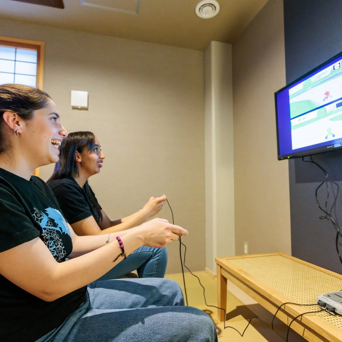 A nostalgic gaming moment on tatami flooring—this is retro fun, Giappo Franca style.
Guests from around the world gather in Kyoto, the hometown of Nintendo, to relive the magic of the Super Famicom.
Laughter fills the room, transcending language and culture through shared memories and playful competition.

A perfect fusion of traditional Japanese ambiance and gaming culture, creating unique opportunities for cross-cultural connection.
Why not revisit your favorite childhood games while making new global friendships?

詳しくはプロフィールリンクから

#京都 #ホテル #文化融合 #Giappo #Franca #Kyoto #Hotel
#和モダン #旅行 #ジャポフランカ #漫画 #任天堂
#浮世絵 #歌川広重 #東海道五十三次 #五十三次名所図会 #UtagawaHiroshige #Hiroshige
#和洋融合 #国際交流 #日本文化 #特別な体験