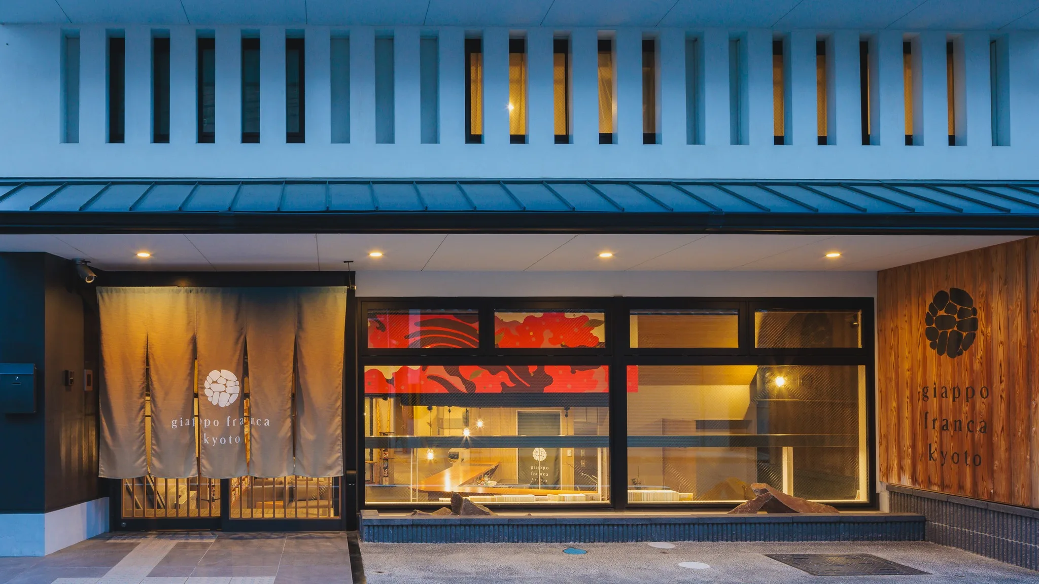 和とモダンが調和する外観、京都の街並みにしっくりと溶け込むGiappo Franca Kyoto。木の温もりとシンプルなデザインが、訪れる人を心地よく迎え入れます。大きなのれんをくぐれば、伝統と現代文化が交わる特別な空間が広がり、ここでしか味わえない体験が待っています。
詳しくはプロフィールリンクから
#京都 #ホテル #文化融合 #Giappo #Franca #Kyoto #Hotel
#和モダン #旅行 #ジャポフランカ #漫画 #任天堂
#浮世絵 #歌川広重 #東海道五十三次 #五十三次名所図会 #UtagawaHiroshige #Hiroshige
#和洋融合 #国際交流 #日本文化 #特別な体験
ジャポフランカ(Giappo Franca)という名前は、「日本」を意味するイタリア語の「ジャポネ(Giappone)」と、異なる母国語の話者間で共通の言語として使われる「リングア・フランカ(Lingua Franca)」を組み合わせた造語です。