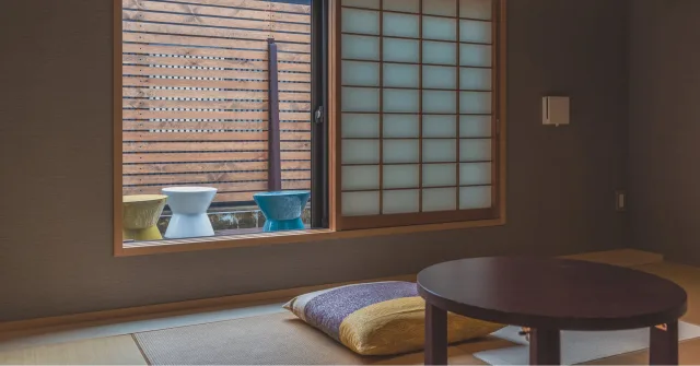 落ち着いた和の空間に、心が自然と整う一枚。畳に座布団、円卓というシンプルな組み合わせの中に、障子越しの柔らかな光が差し込みます。外には彩りあるスツールが並び、伝統とモダンが調和する「和モダン」な雰囲気が漂っています。京都の旅で体験できる、特別なひとときを感じていただけます。
詳しくはプロフィールリンクから
#京都 #ホテル #文化融合 #Giappo #Franca #Kyoto #Hotel
#和モダン #旅行 #ジャポフランカ #漫画 #任天堂
#浮世絵 #歌川広重 #東海道五十三次 #五十三次名所図会 #UtagawaHiroshige #Hiroshige
#和洋融合 #国際交流 #日本文化 #特別な体験
ジャポフランカ(Giappo Franca)という名前は、「日本」を意味するイタリア語の「ジャポネ(Giappone)」と、異なる母国語の話者間で共通の言語として使われる「リングア・フランカ(Lingua Franca)」を組み合わせた造語です。