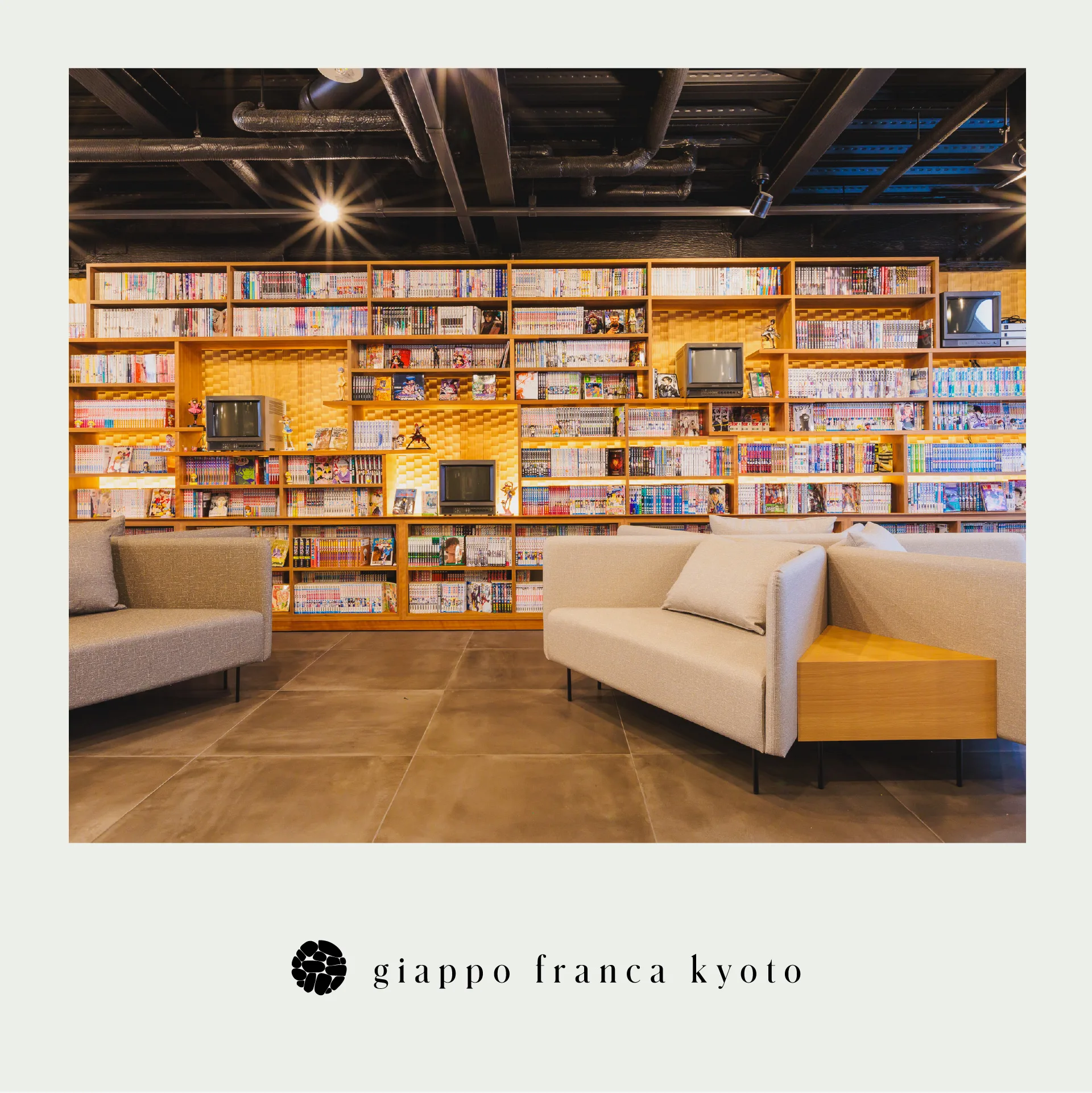 ようこそ、マンガとカルチャーが交差する空間へ。
ここはGiappo Franca Kyotoのラウンジ。壁一面に並ぶのは、日本を代表する漫画の数々。懐かしのブラウン管テレビやフィギュアたちが、日本のポップカルチャーの記憶をそっと呼び覚ましてくれます。

旅の合間にお気に入りの一冊を手に取り、ソファにゆったりと身を預ける。そんな何気ないひとときも、ここでは“特別な体験”に変わります。アートでも伝統でもない、日本文化のもう一つの魅力。それがこの空間には溢れています。

詳しくはプロフィールリンクから

#京都 #ホテル #文化融合 #Giappo #Franca #Kyoto #Hotel
#和モダン #旅行 #ジャポフランカ #漫画 #任天堂
#浮世絵 #歌川広重 #東海道五十三次 #五十三次名所図会 #UtagawaHiroshige #Hiroshige
#和洋融合 #国際交流 #日本文化 #特別な体験