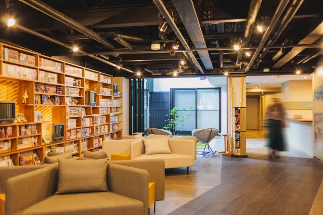 マンガ × モダンデザインのくつろぎ空間

ロビーに広がるのは、まるで“漫画図書館”のような非日常。
数千冊のマンガに囲まれながら、ゆったりとしたソファでくつろぐひとときは、まさに現代の「和洋融合」体験。
レトロなブラウン管テレビがさりげなく置かれているのも、懐かしさと遊び心の演出。
ここはただのロビーではなく、日本文化とポップカルチャーが自然に融合する、Giappo Francaならではのカルチャーラウンジです。

京都の静けさとマンガの賑わい、そのどちらも味わえる特別な場所で、あなたの感性を刺激しませんか？

詳しくはプロフィールリンクから

#京都 #ホテル #文化融合 #Giappo #Franca #Kyoto #Hotel
#和モダン #旅行 #ジャポフランカ #漫画 #任天堂
#浮世絵 #歌川広重 #東海道五十三次 #五十三次名所図会 #UtagawaHiroshige #Hiroshige
#和洋融合 #国際交流 #日本文化 #特別な体験

ジャポフランカ（Giappo Franca）という名前は、「日本」を意味するイタリア語の「ジャポネ（Giappone）」と、異なる母国語の話者間で共通の言語として使われる「リングア・フランカ（Lingua Franca）」を組み合わせた造語です。