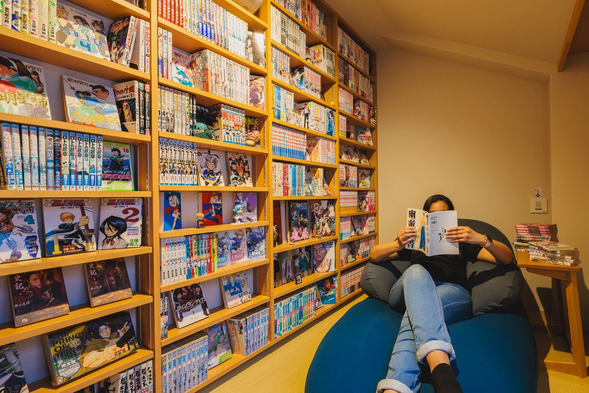 マンガ × モダンデザインのくつろぎ空間

ロビーに広がるのは、まるで“漫画図書館”のような非日常。
数千冊のマンガに囲まれながら、ゆったりとしたソファでくつろぐひとときは、まさに現代の「和洋融合」体験。
レトロなブラウン管テレビがさりげなく置かれているのも、懐かしさと遊び心の演出。
ここはただのロビーではなく、日本文化とポップカルチャーが自然に融合する、Giappo Francaならではのカルチャーラウンジです。

京都の静けさとマンガの賑わい、そのどちらも味わえる特別な場所で、あなたの感性を刺激しませんか？

詳しくはプロフィールリンクから

#京都 #ホテル #文化融合 #Giappo #Franca #Kyoto #Hotel
#和モダン #旅行 #ジャポフランカ #漫画 #任天堂
#浮世絵 #歌川広重 #東海道五十三次 #五十三次名所図会 #UtagawaHiroshige #Hiroshige
#和洋融合 #国際交流 #日本文化 #特別な体験

ジャポフランカ（Giappo Franca）という名前は、「日本」を意味するイタリア語の「ジャポネ（Giappone）」と、異なる母国語の話者間で共通の言語として使われる「リングア・フランカ（Lingua Franca）」を組み合わせた造語です。